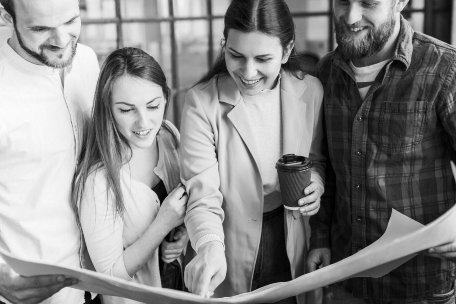 Strumenti professionali da barbiere disposti su superficie da lavoro